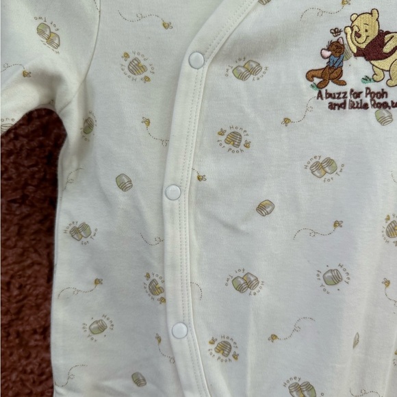 Y2K Pooh Bear Footed Romper Sleeper 9 Months Embroidered Honey Pot Bee Cream - Picture 2 of 7